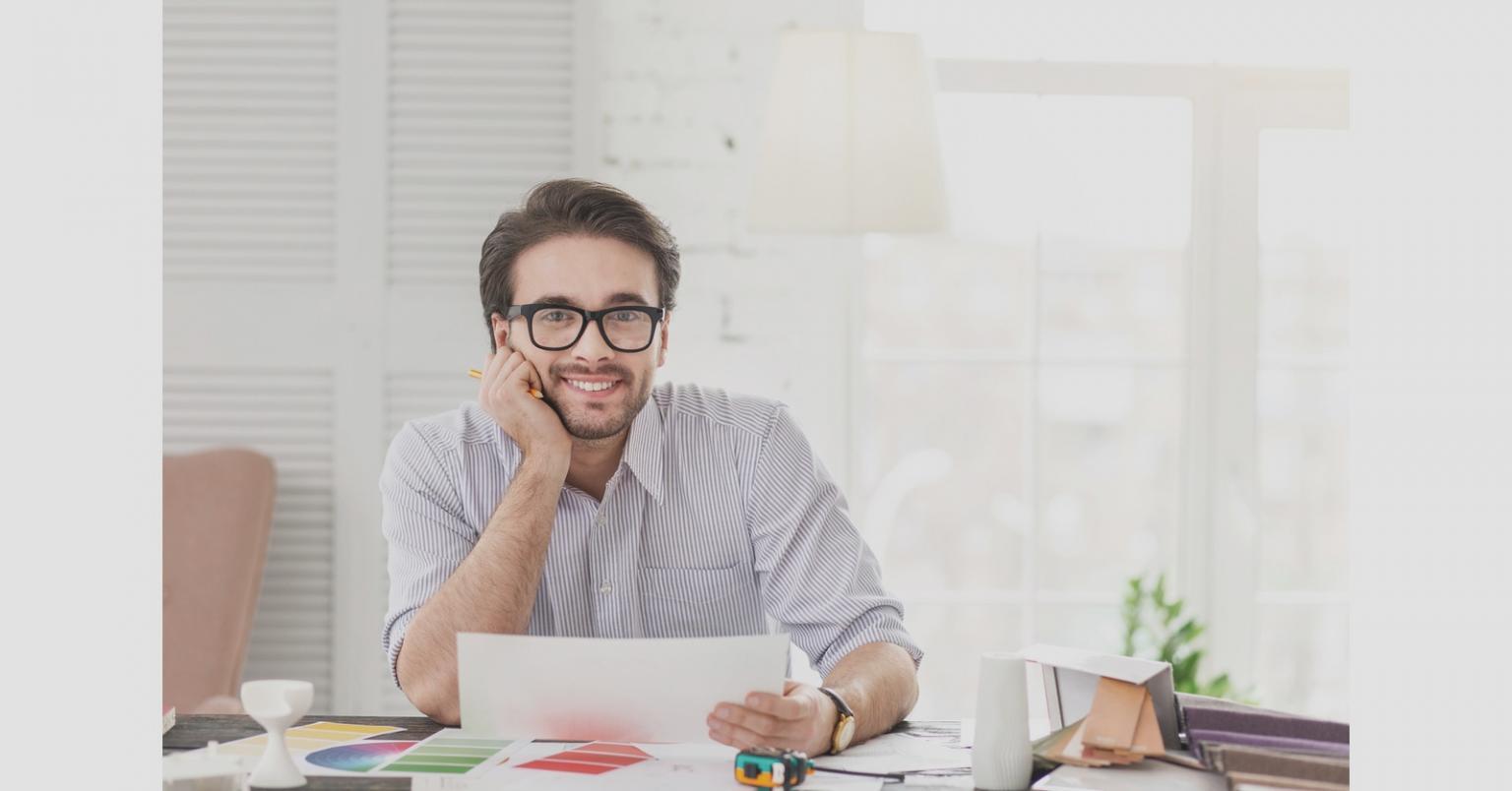 Detailaufnahme von digitalen Lernmaterialien und technischer Ausstattung