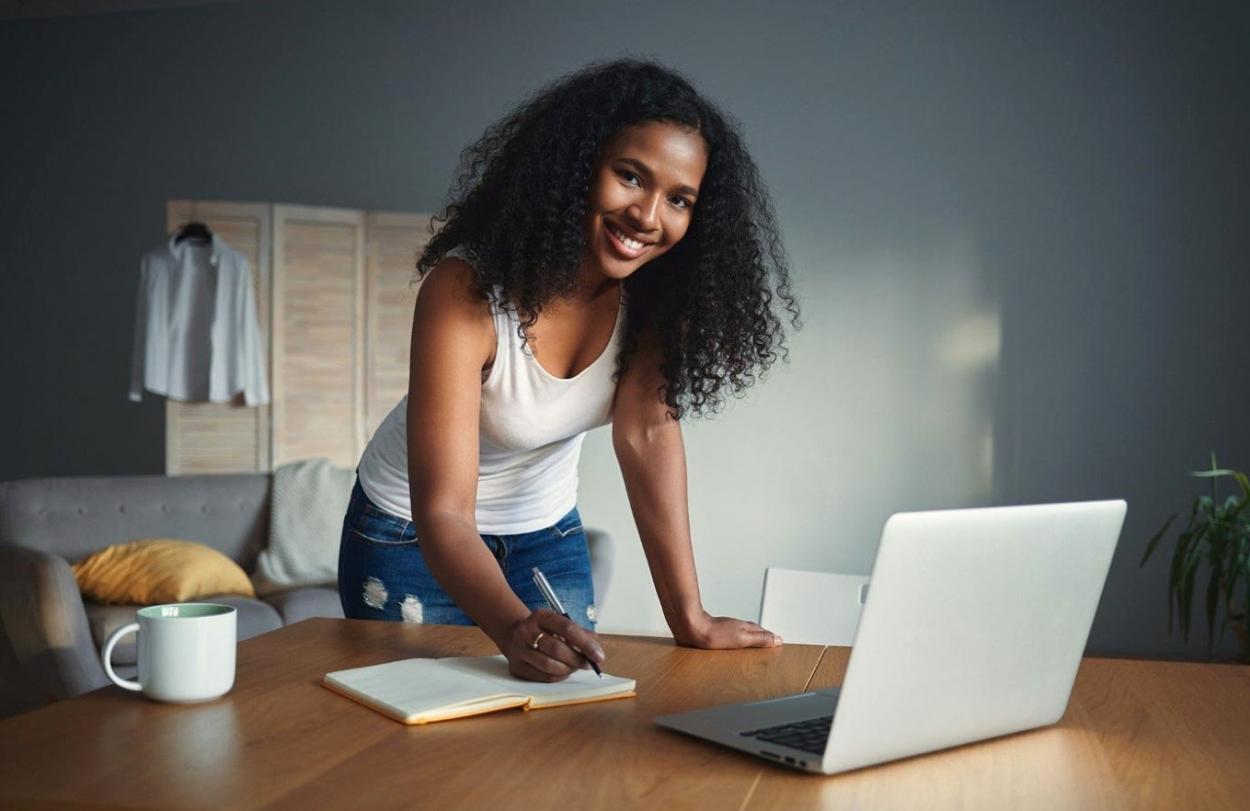 Online-Unterrichtsszene mit interaktiver Softwareunterstützung